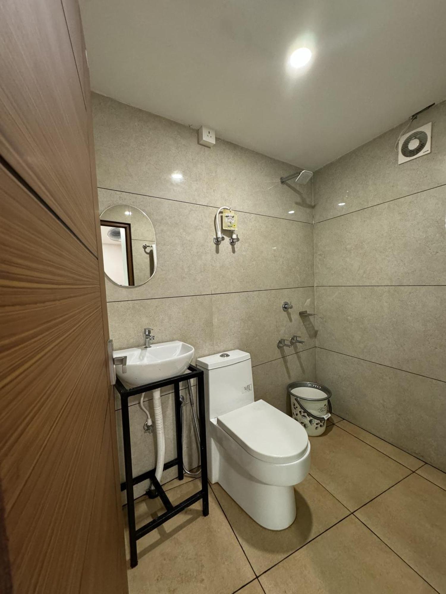 Amsher Suit Lulu Mall Road Hotell Kochi Exteriör bild