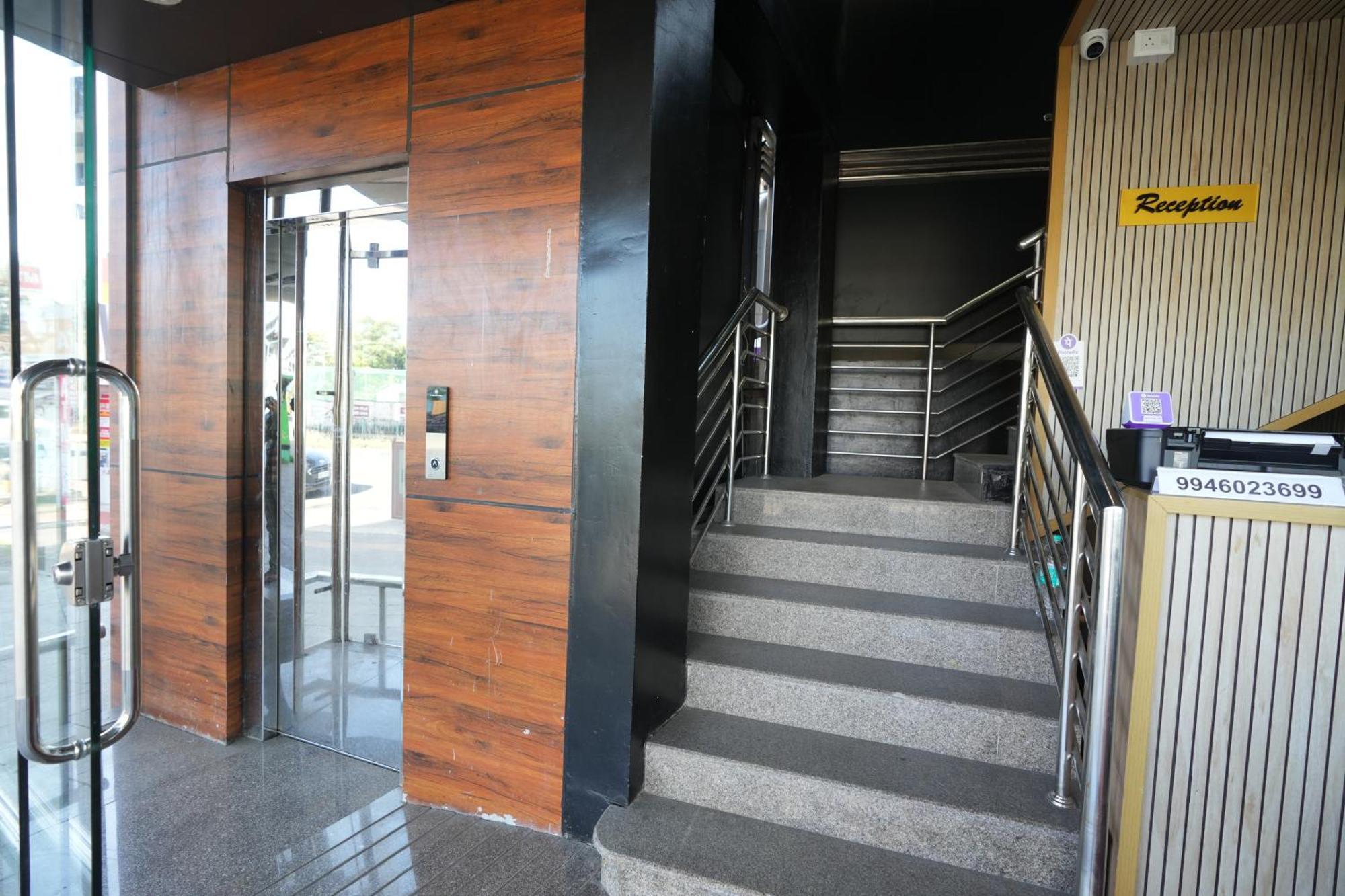 Amsher Suit Lulu Mall Road Hotell Kochi Exteriör bild