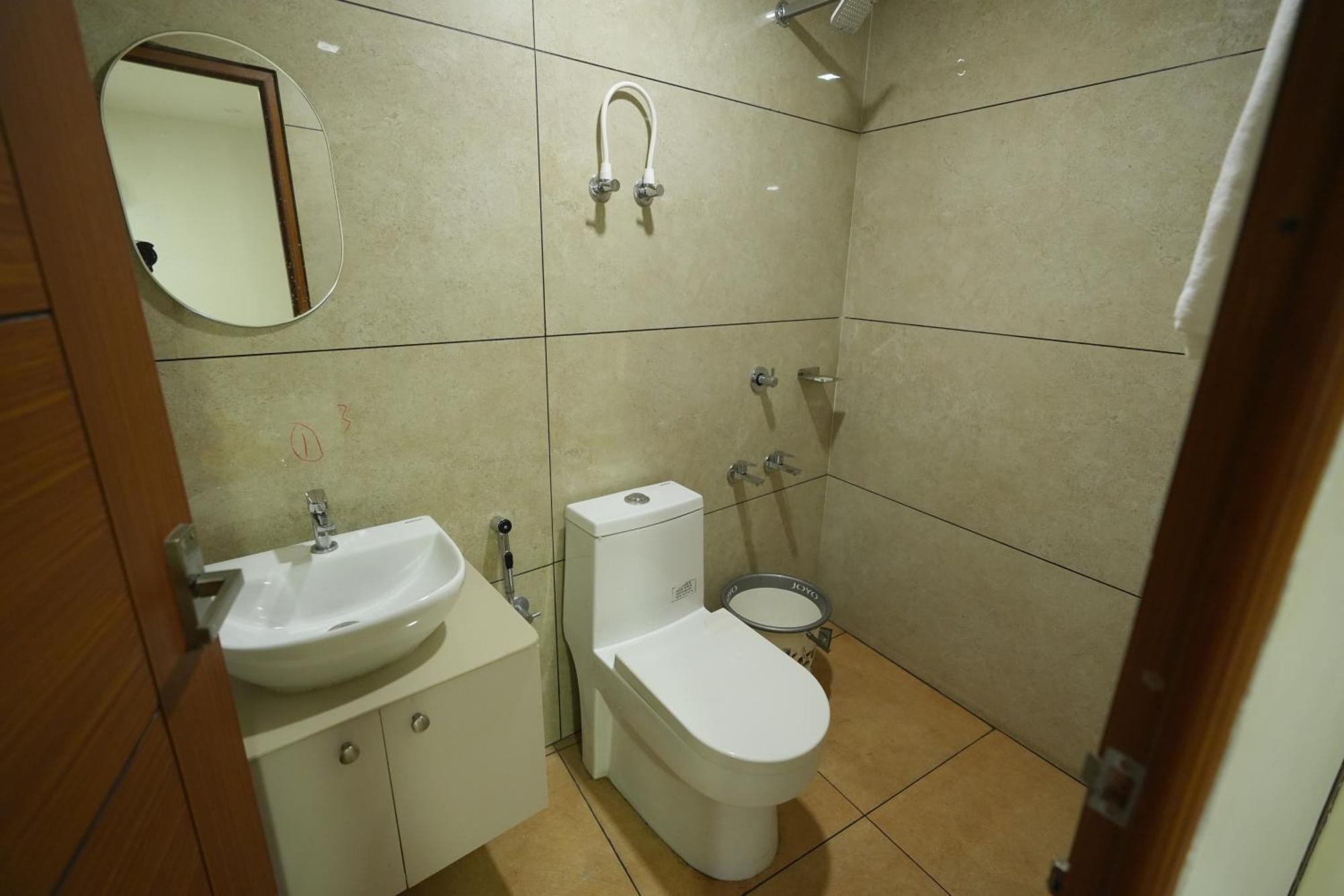 Amsher Suit Lulu Mall Road Hotell Kochi Exteriör bild